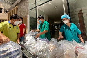 “越南加油！”送飯車隊把膳食送到安平醫院。