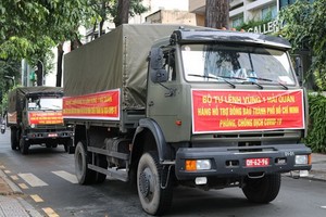 海警第一區司令部運載大米車隊抵達本市。（圖源: 香葉）