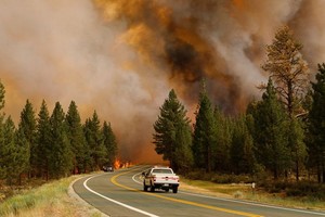 當地時間2021年7月17日，美國加州馬克利維爾，一場名為“Tamarack”的野火正在馬克利維爾附近肆虐。（圖源：Getty Images）