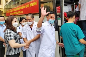 安沛省人委會副主席武氏賢幸（前左）向馳援本市抗疫的醫護人員親切握手並祝願抗疫成功歸來。（圖源：玉興）