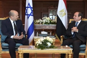 埃及總統阿卜杜勒-法塔赫‧塞西（右）當地時間13日在紅海海濱城市沙姆沙伊赫會晤來訪的以色列總理納夫塔利‧貝內特。（圖源：GPO）