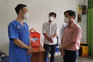 第五郡越南祖國陣線委員會主席黎晉才(右一)探訪第十四坊低收入勞動者。