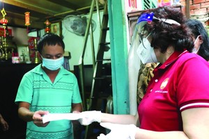 市越南祖國陣線委員會主席蘇氏碧珠看望第六郡居民。