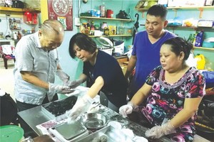 劉植仁和其家人親自製作潮州糕餅。