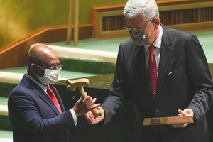 聯合國大會第七十五屆會議主席（右）將會槌交給第七十六屆會議主席。（圖源：聯合國）