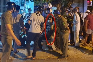 劫匪被當地民眾圍捕制服（紅圈示）。（圖源：Q.Vinh）