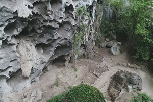 茛石屋頂的考古挖掘坑。