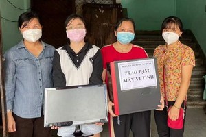 郡婦聯會主席陳氏雪幸(左一)贈送電腦 給受疫情影響少兒。