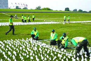 美華盛頓 66 萬面白色旗幟悼念新冠逝者