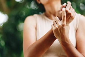 腕隧道症候群讓手痛到像被電擊超刺痛 