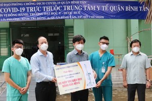 市委副書記阮胡海（左二）向平新郡新冠病例集中隔離區贈送醫療物資。（圖源：市黨部新聞網）