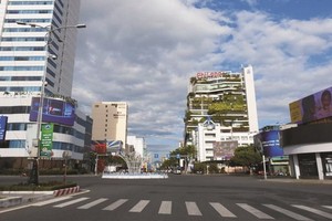 疫情期間的峴港市中心街道上清冷無人。（圖源：青松）