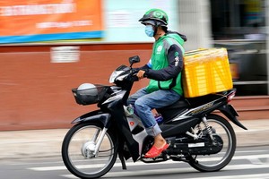 圖為一名快遞員在送貨途中。（圖源：獨立）