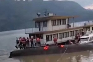 救護隊在客船側翻現場搜尋生還者。（圖源：澎湃新聞）