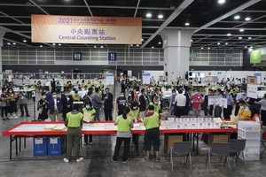 2021年香港特別行政區選舉委員會界別分組一般選舉投票於9月19日下午6時結束。 （圖源：新華社）