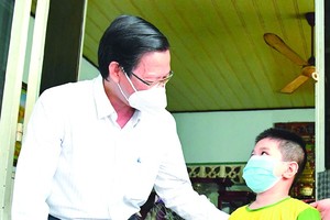 市人委會主席潘文邁向兒童贈送禮物。