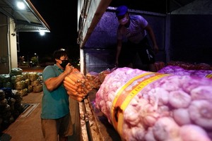 一輛貨車在福門集散市場旁卸貨。（圖源：Zing）