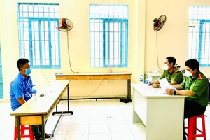 平政縣公安傳召社交網上散播不實資訊者到派出所配合調查。