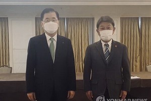 當地時間5月5日，在英國倫敦市區一家酒店，韓國外長鄭義溶（左）同日本外相茂木敏充舉行會談並合影留念。 （圖源：韓聯社）