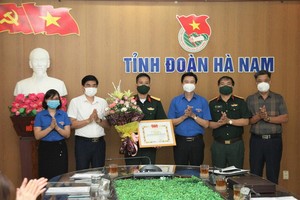 共青團河南省省委向吳文庶（左三）上尉頒授獎狀。（圖源：玉維）