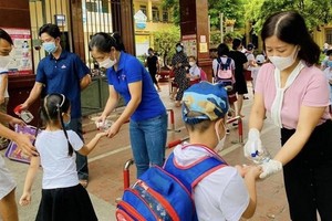 太平省小學生進校時接受噴洗手液消毒。（圖源：TNO）