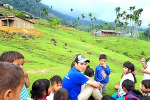 阮陳偉教師與山區學生。