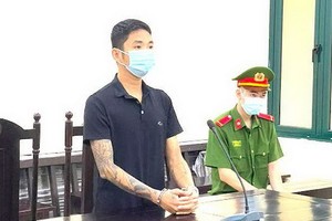 被告人寧文德站在被告席上答審判員問案。（圖源：前鋒報）