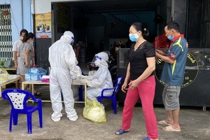 富國市防疫工作人員正追查第一代與第二代密接者蹤跡及全部安泰坊社群開展採檢工作。（圖源：科南）