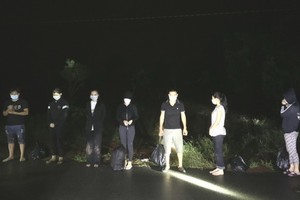 被抓獲的非法偷渡人員。（圖源：紅映）