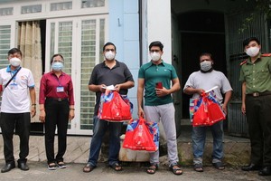 Iqbal Nasir （左三）與其他租客獲得守德市越南祖國陣線 委員會派發援助品。