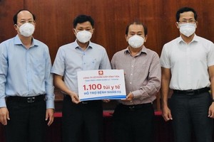 市委副書記阮胡海（左一）、永進公司總經理林松耀(右二)向第十二郡人委會捐贈社會民生必需品。