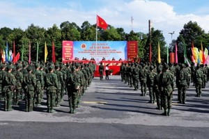 第九軍區幹部及醫護人員馳援本市抗疫出發儀式。（圖源：VOV）