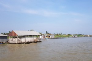 安江省搬遷後江上的 73 座浮動網箱養魚屋，以防疫情蔓延。（圖源：安江報）