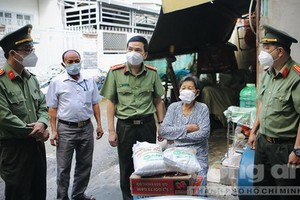 市公安廳副廳長阮士光大校（右）及工作團親往看望福門縣新泰二鄉范氏桔大娘家庭並贈送禮物。（圖源：市公安報）