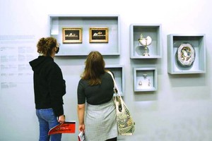 參觀者在欣賞藏品。（圖源：互聯網）