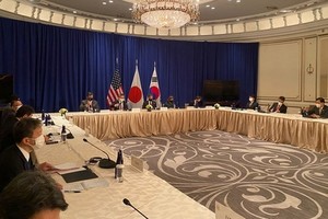 當地時間9月22日，在位於美國紐約的樂天紐約皇宮酒店，韓美日外長舉行會談。（圖源：韓聯社）