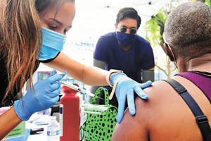 在洛杉磯，醫護人員為無家可歸者接種第一劑輝瑞疫苗。（圖源：AFP）