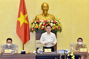 國會主席王廷惠（中）主持會議。（圖源：范翠）