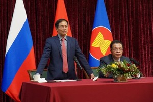 外交部長裴清山（左）在聚會上致詞。（圖源：VOV）