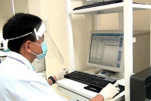 大水鑊醫院醫護人員正分析抗體檢測結果。