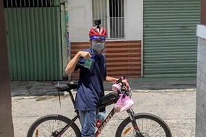 黃善保騎自行車參加防疫志願活動。