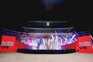 防彈少年團在崇禮門獻上表演。 （圖源：韓聯社）