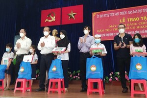 少數民族學生獲贈送電腦設備