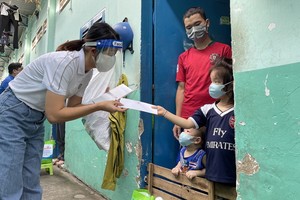 Masterise 集團代表向守德市的一家貧困戶發放租房輔助金。（圖源：Masterise集團）