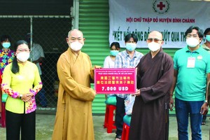 釋通振法師向釋慧功法師轉交善款。