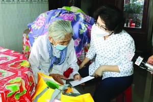 蘇氏碧珠主席(右)親切問候家境貧困長者。