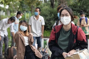 已治癒的新冠確診者離開守德市安慶坊野戰醫院。