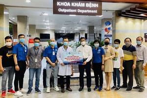 張文達（白衣）與朋友們向北江省贈送6000個N95口罩和2000套快篩試劑。