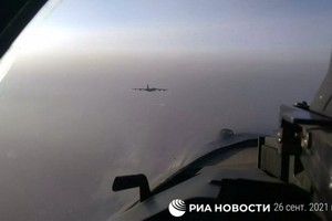 俄3架蘇-35S殲擊機當天緊急升空，在太平洋上空伴飛靠近俄空域邊界的美國空軍B-52H戰略轟炸機。（圖源：俄新社）