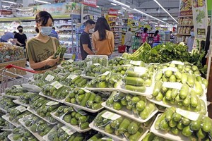 消費者在超市購物。